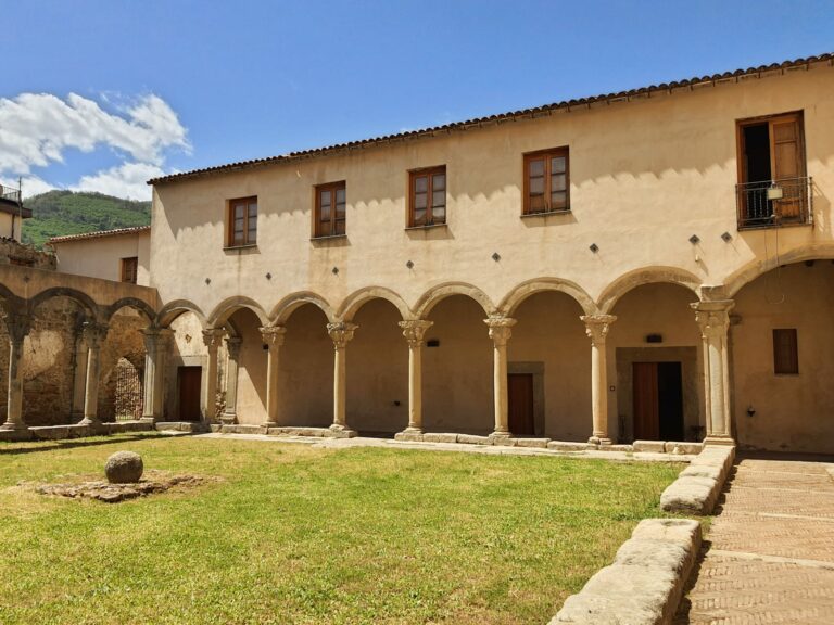 Il Museo degli Angeli di Sant’Angelo di Brolo: un polo culturale unico nel suo genere, dove  storia, arte, tradizione e teologia si fondono insieme.  Il sito museale fa parte della Rete dei Musei comunali, promossa dal’ANCI Sicilia