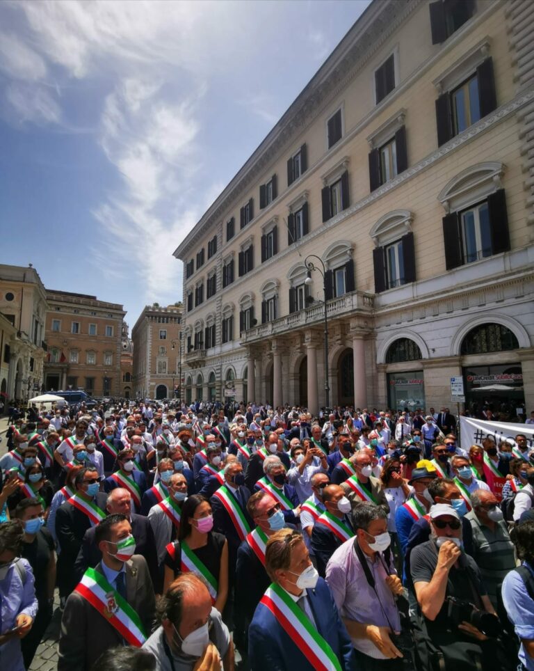 I Sindaci   in piazza a Roma per chiedere dignità istituzionale. Leoluca Orlando: “Chiediamo di non essere chiamati a rispondere per  responsabilità di altri”